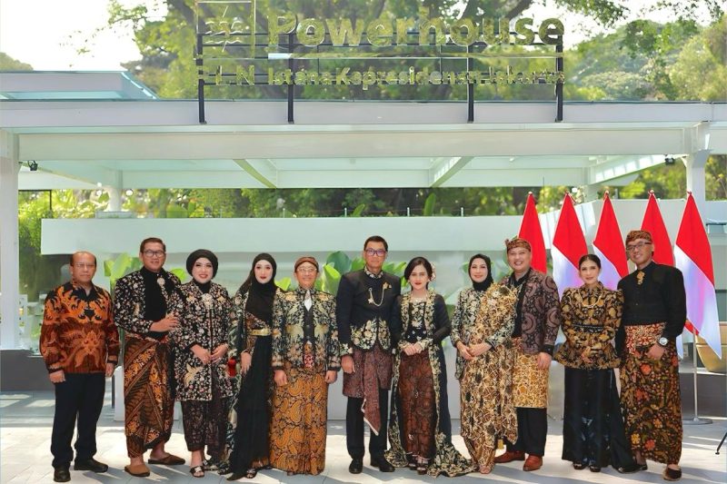 Jajaran Direksi PLN turut memeriahkan acara Istana Berbatik di Istana Negara, Jakarta, Minggu (1/10). (Kiri ke kanan: Direktur Manajemen Risiko PLN Suroso Isnandar, Direktur Manajemen Proyek dan Energi Baru Terbarukan Wiluyo Kusdwiharto, Firdausi Wiluyo Kusdwiharto, Lely Adi Priyanto, Direktur Distribusi PLN Adi Priyanto, Direktur Utama PLN Darmawan Prasodjo, Diny Darmawan Prasodjo, Direktur Keuangan PLN Sinthya Roesly, Arkav Juliandri, Sita Evy Harydi dan Direktur Transmisi dan Perencanaan Sistem PLN Evy Haryadi).