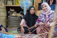 Direktur Keuangan PLN Sinthya Roesly saat melakukan pendampingan, pelatihan, pengembangan usaha dan peningkatan kualitas UMKM perempuan pengrajin anyaman purun di Kawasan Wisata Kampung Purun, Banjarbaru, Kalimantan Selatan.