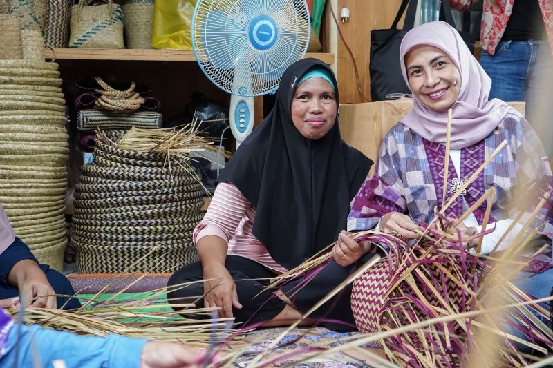 Direktur Keuangan PLN Sinthya Roesly saat melakukan pendampingan, pelatihan, pengembangan usaha dan peningkatan kualitas UMKM perempuan pengrajin anyaman purun di Kawasan Wisata Kampung Purun, Banjarbaru, Kalimantan Selatan.