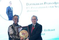Mewakili Direktur Utama PLN Darmawan Prasodjo, Direktur Legal dan Manajemen Human Capital PLN Yusuf Didi Setiarto (kiri) menerima penghargaan Indonesia Human Capital Brilliance Awards (IHCBA) 2023 dari Dewan Juri IHCBA Prof. Gunawan Sumodiningrat (kanan) di Jakarta pada Kamis (5/10).