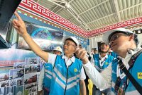 Direktur Distribusi PLN Adi Priyanto (kiri) dan Senior Manager Transmisi dan Distribusi PLN Unit Induk Wilayah NTB, Moh Eryan Saputra saat memonitor kondisi kelistrikan gelaran MotoGP di Sirkuit Mandalika, Lombok Tengah, NTB pada Minggu (15/10).