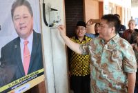 Anggota Komisi VII DPR RI, Ridwan Hisjam (kanan) saat menyalakan kWh meter di rumah masyarakat penerima program Bantuan Pasang Baru Listrik (BPBL) di Lesanpuro, Kedungkandang, Malang, Jawa Timur pada Minggu (15/10).