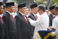 Menteri ESDM Arifin Tasrif menyerahkan Satyalancana Wira Karya kepada General Manager PLN Unit Induk Wilayah Papua dan Papua Barat, Budiono dan Satyalancana Pembangunan kepada pegawai PLN Indonesia Power, Rini Anto Saputro pada peringatan Hari Jadi Energi dan Pertambangan ke-78 di Kementerian ESDM Jakarta, Senin (2/10). Penghargaan terdebut diberikan atas peran aktifnya melakukan inovasi dalam bidang energi.