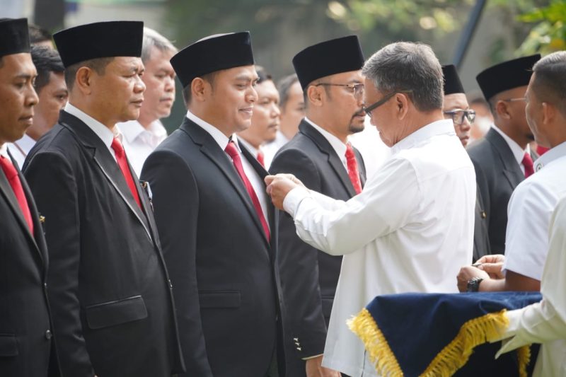 Menteri ESDM Arifin Tasrif menyerahkan Satyalancana Wira Karya kepada General Manager PLN Unit Induk Wilayah Papua dan Papua Barat, Budiono dan Satyalancana Pembangunan kepada pegawai PLN Indonesia Power, Rini Anto Saputro pada peringatan Hari Jadi Energi dan Pertambangan ke-78 di Kementerian ESDM Jakarta, Senin (2/10). Penghargaan terdebut diberikan atas peran aktifnya melakukan inovasi dalam bidang energi.