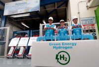 Dari kiri ke kanan: Direktur Utama PLN Darmawan Prasodjo, Direktur Jenderal Energi Baru Terbarukan dan Konservasi Energi Kementerian Energi dan Sumber Daya Mineral (ESDM) Yudo Dwinanda Priaadi dan Direktur Utama PLN Nusantara Power Ruly Firmansyah memutar valve sebagai tanda diresmikannya Green Hydrogen Plant pertama di Indonesia yang berlokasi di kawasan Pembangkit Listrik Tenaga Gas Uap (PLTGU) Muara Karang, Pluit, Jakarta, Senin (9/10).