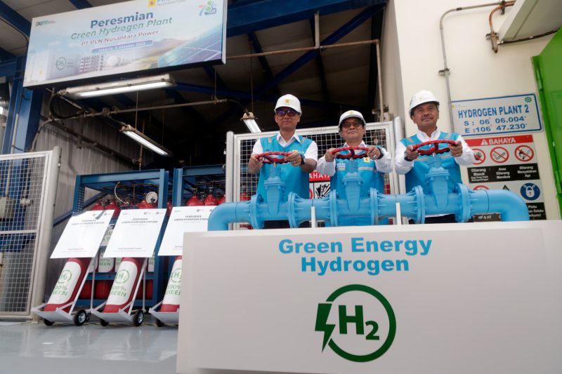 Dari kiri ke kanan: Direktur Utama PLN Darmawan Prasodjo, Direktur Jenderal Energi Baru Terbarukan dan Konservasi Energi Kementerian Energi dan Sumber Daya Mineral (ESDM) Yudo Dwinanda Priaadi dan Direktur Utama PLN Nusantara Power Ruly Firmansyah memutar valve sebagai tanda diresmikannya Green Hydrogen Plant pertama di Indonesia yang berlokasi di kawasan Pembangkit Listrik Tenaga Gas Uap (PLTGU) Muara Karang, Pluit, Jakarta, Senin (9/10).