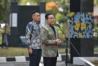 Menteri Desa, Pembangunan Daerah Tertinggal, dan Transmigrasi Abdul Halim Iskandar didampingi Eselon 1 Kemendes PDTT yang di ikuti Seluruh Staf Kemendes PDTT melakukan Upacara Memperingati Hari Kesaktian Pancasila Sekaligus Memperingati Hari Batik Nasional 2023 di Lingkungan Kantor Kemendes PDTT dan menyerahkan piagam penghargaan kepada Pegawai dan Unit Kerja dengan kinerja terbaik di lingkungan Kemendes PDTT.
Jakarta, Senin (2/10/2023).