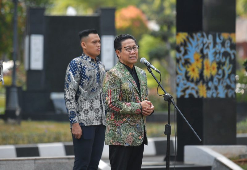 Menteri Desa, Pembangunan Daerah Tertinggal, dan Transmigrasi Abdul Halim Iskandar didampingi Eselon 1 Kemendes PDTT yang di ikuti Seluruh Staf Kemendes PDTT melakukan Upacara Memperingati Hari Kesaktian Pancasila Sekaligus Memperingati Hari Batik Nasional 2023 di Lingkungan Kantor Kemendes PDTT dan menyerahkan piagam penghargaan kepada Pegawai dan Unit Kerja dengan kinerja terbaik di lingkungan Kemendes PDTT.
Jakarta, Senin (2/10/2023).