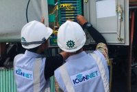 Ilustrasi petugas PLN Icon Plus saat melakukan pengecekan kesiapan jaringan internet Iconnet.