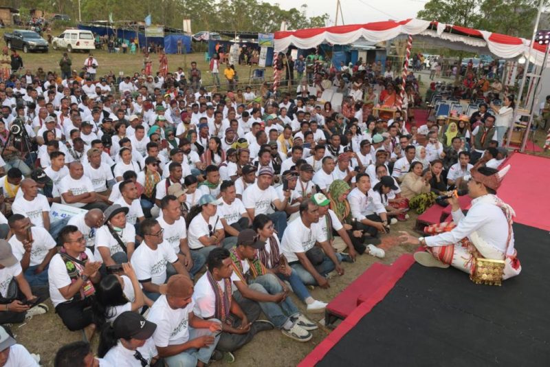 Menteri Desa PDTT Abdul Halim Iskandar bersama Penasihat DWP Kemendes PDTT Lilik Umi Nashriyah, Kepala BPSDM Kemendes PDTT Luthfiyah Nurlaela, Bupati Timor Tengah Selatan (TTS) Egusem Pieter menghadiri Jambore Nasional Hari Bakti Pendamping Desa di kawasan Danau Nefokaenka, Desa Fatukoto, Mollo Utara, TTS, NTT, Jumat (6/10/2023). 
Foto: Wening/Kemendes PDTT
