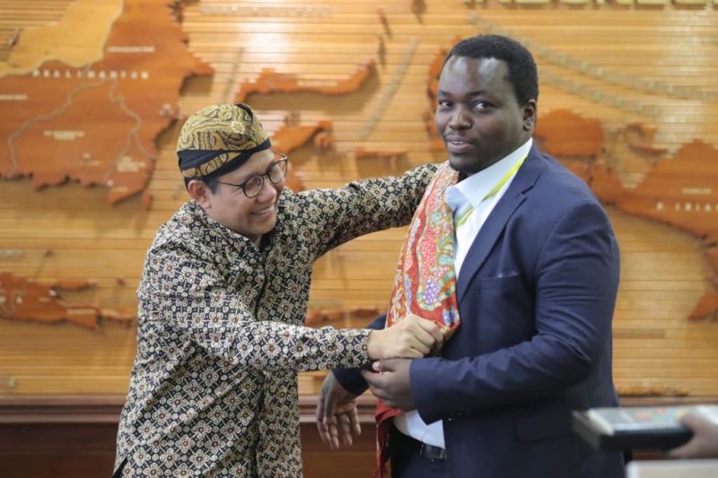 JAKARTA - Menteri Desa, Pembangunan Daerah Tertinggal, dan Transmigrasi Abdul Halim Iskandar menerima Audiensi delegasi pemerintah Rwanda Kabera Godfrey beserta jajaran, di ruang kerja, Senin 09/10/23.
Foto : Angga/Kemendespdtt