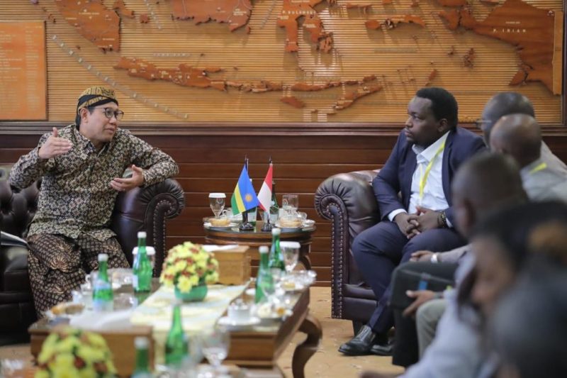 JAKARTA - Menteri Desa, Pembangunan Daerah Tertinggal, dan Transmigrasi Abdul Halim Iskandar menerima Audiensi delegasi pemerintah Rwanda Kabera Godfrey beserta jajaran, di ruang kerja, Senin 09/10/23.
Foto : Angga/Kemendespdtt
