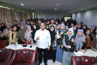 Makassar - Wakil Menteri Desa, Pembangunan Daerah Tertinggal dan Transmigrasi Paiman Raharjo memberikan pembekalan kepada para mahasiswa KKN Tematik di Kampus STIE AMKOP Makassar pada Rabu (11/10). 
Foto : Didi Humas Kemendesa