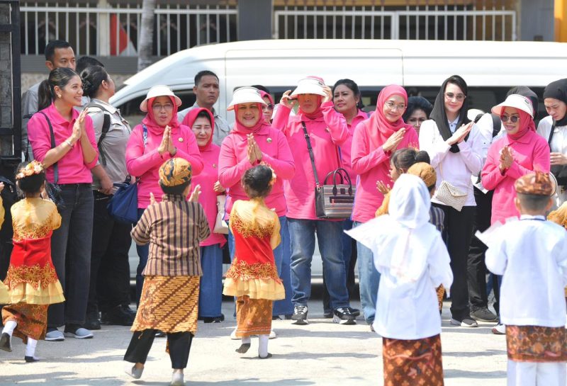 Iriana Joko Widodo bersama Wury Ma’ruf Amin serta para anggota Organisasi Aksi Solidaritas Era Kabinet Indonesia Maju (OASE KIM) berolahraga dan bermain permainan tradisional sekaligus Demo Cuci Tangan bersama siswa sekolah dasar (SD) di SDN lll Pakis di Kota Surabaya, Jawa Timur, Kamis (26/10/2023)

Foto : Mugi/KemendesPDTT