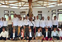 Suasana kebersamaan antara perwakilan PLN dengan dan para tokoh adat Lale dalam upacara adat Penti Gendang Lale.