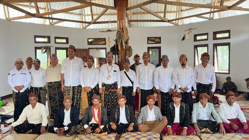 Suasana kebersamaan antara perwakilan PLN dengan dan para tokoh adat Lale dalam upacara adat Penti Gendang Lale.