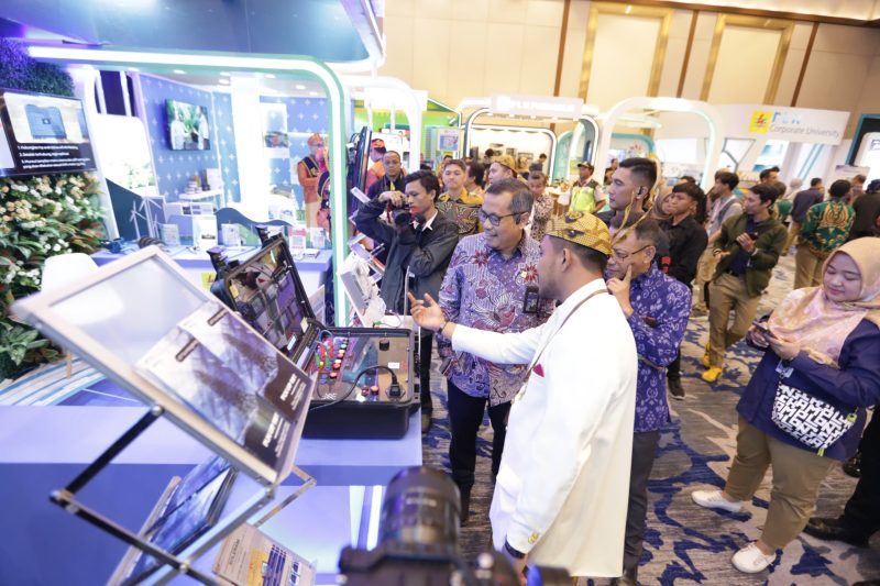 Pengunjung memenuhi Exhibition yang berisi karya-karya inovasi insan PLN se-Indonesia pada ajang LIKE 2023 di JIExpo, Kemayoran, Jakarta.