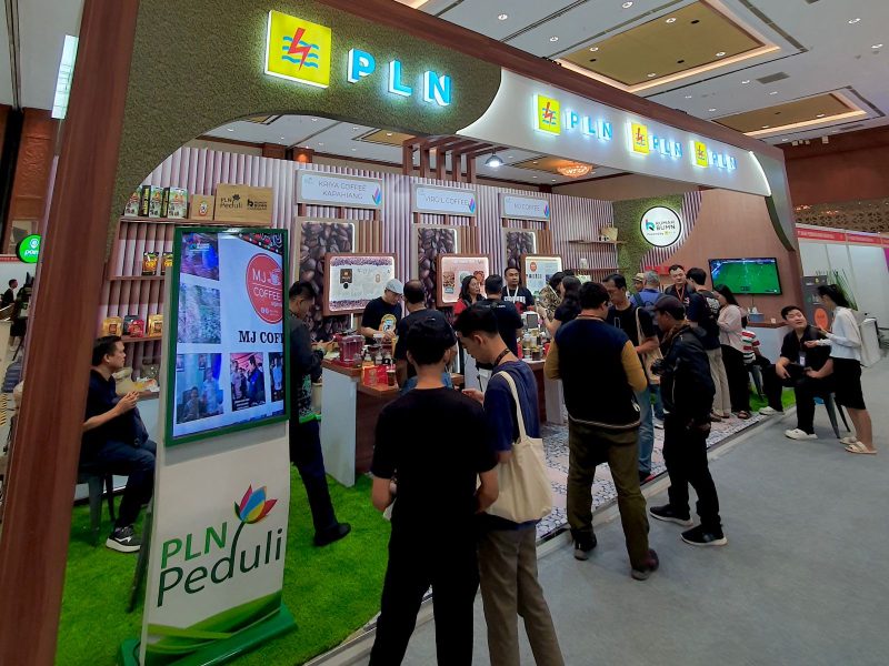 Booth Usaha Mikro Kecil Menengah (UMKM) mitra binaan Rumah BUMN PLN yang berhasil menarik minat banyak pengunjung di Indonesia Premium Coffee Expo & Forum 2023.