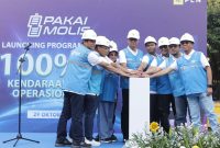 Direktur Utama PLN Darmawan Prasodjo (tengah) beserta jajaran Direksi Holding, Sub Holding, Anak Usaha, Sekretaris Perusahaan dan General Manager Unit Induk Distribusi (UID) Jakarta Raya saat meresmikan peluncuran program menuju 100 persen kendaraan listrik operasional PLN di Kantor Unit Induk Distribusi (UID) Jakarta Raya pada Minggu, (29/10).
