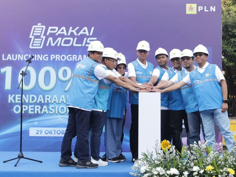 Direktur Utama PLN Darmawan Prasodjo (tengah) beserta jajaran Direksi Holding, Sub Holding, Anak Usaha, Sekretaris Perusahaan dan General Manager Unit Induk Distribusi (UID) Jakarta Raya saat meresmikan peluncuran program menuju 100 persen kendaraan listrik operasional PLN di Kantor Unit Induk Distribusi (UID) Jakarta Raya pada Minggu, (29/10).