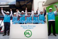 PLN meresmikan Green Hydrogen Plant pertama di Indonesia yang berlokasi di kawasan Pembangkit Listrik Tenaga Gas Uap (PLTGU) Muara Karang, Pluit, Jakarta, Senin (9/10).

Dari kiri ke kanan: Direktur Perencanaan Korporat dan Pengembangan Bisnis PLN, Hartanto Wibowo; Direktur Aneka EBT Kementerian ESDM, Andirah Feby Misna; Direktur Utama PLN, Darmawan Prasodjo; Direktur Jenderal Energi Baru Terbarukan dan Konservasi Energi Kementerian ESDM, Yudo Dwinanda Priaadi; Direktur Utama PLN Nusantara Power, Ruly Firmansyah; Direktur Konservasi Energi Kementerian ESDM, Gigih Udi Atmo; Direktur Transmisi dan Perencanaan Sistem, Evy Haryadi.
