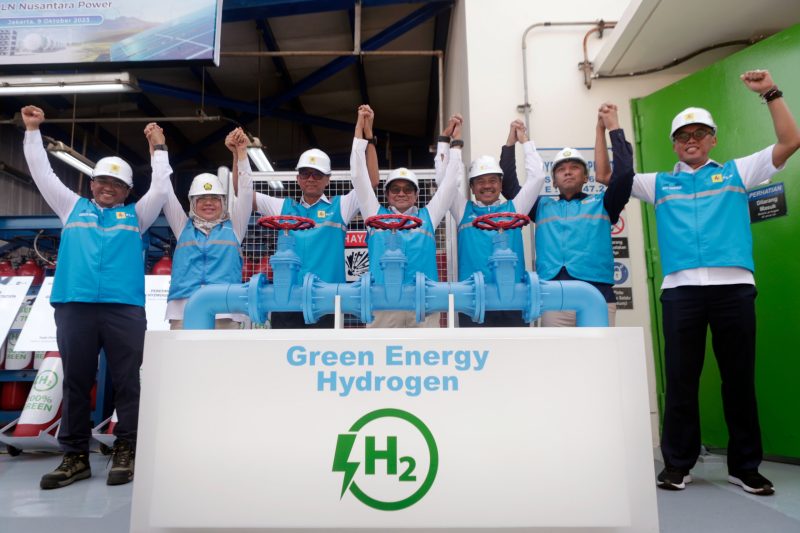 PLN meresmikan Green Hydrogen Plant pertama di Indonesia yang berlokasi di kawasan Pembangkit Listrik Tenaga Gas Uap (PLTGU) Muara Karang, Pluit, Jakarta, Senin (9/10).

Dari kiri ke kanan: Direktur Perencanaan Korporat dan Pengembangan Bisnis PLN, Hartanto Wibowo; Direktur Aneka EBT Kementerian ESDM, Andirah Feby Misna; Direktur Utama PLN, Darmawan Prasodjo; Direktur Jenderal Energi Baru Terbarukan dan Konservasi Energi Kementerian ESDM, Yudo Dwinanda Priaadi; Direktur Utama PLN Nusantara Power, Ruly Firmansyah; Direktur Konservasi Energi Kementerian ESDM, Gigih Udi Atmo; Direktur Transmisi dan Perencanaan Sistem, Evy Haryadi.