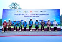 Seremoni groundbreaking PLTS groundmounted terbesar di Indonesia kapasitas 100 MWp yang berada di Kota Bukit Indah Industrial City, Kabupaten Purwakarta, Jawa Barat Jumat, (27/10). Keterangan foto: Direktur Utama PLN, Darmawan Prasodjo (kelima dari kanan), Direktur Jenderal Ketenagalistrikan Kementerian ESDM, Jisman Hutajulu (kelima dari kiri), Direktur Utama Aruna Cahaya Pratama, Audwin Purwadi (keempat dari kiri), Direktur Perencanaan Korporat dan Pengembangan Bisnis PLN, Hartanto Wibowo (keempat dari kanan), Executive Director Salim Group, Axton Salim (ketiga dari kanan), Direktur Utama PLN Batam, M. Irwansyah Putra (ketiga dari kiri), Direktur TataJabar Sejahtera, Kuky Permana (kedua dari kanan), CEO Tamaris Group, Mohammad Syahrial (kedua dari kiri), Chief Investment Officer Tamaris Group, Adi Dharmanto (kanan), dan Advisor Tamaris Group, Wahyu Galih Saputro (kiri).