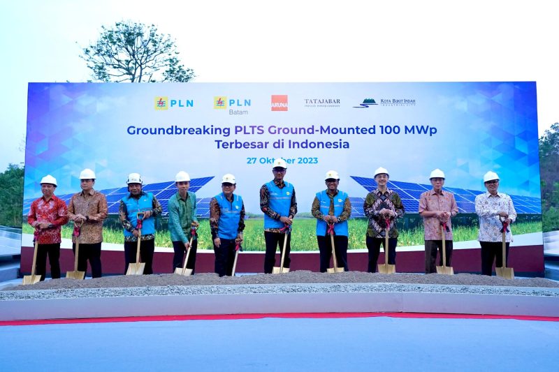 Seremoni groundbreaking PLTS groundmounted terbesar di Indonesia kapasitas 100 MWp yang berada di Kota Bukit Indah Industrial City, Kabupaten Purwakarta, Jawa Barat Jumat, (27/10). Keterangan foto: Direktur Utama PLN, Darmawan Prasodjo (kelima dari kanan), Direktur Jenderal Ketenagalistrikan Kementerian ESDM, Jisman Hutajulu (kelima dari kiri), Direktur Utama Aruna Cahaya Pratama, Audwin Purwadi (keempat dari kiri), Direktur Perencanaan Korporat dan Pengembangan Bisnis PLN, Hartanto Wibowo (keempat dari kanan), Executive Director Salim Group, Axton Salim (ketiga dari kanan), Direktur Utama PLN Batam, M. Irwansyah Putra (ketiga dari kiri), Direktur TataJabar Sejahtera, Kuky Permana (kedua dari kanan), CEO Tamaris Group, Mohammad Syahrial (kedua dari kiri), Chief Investment Officer Tamaris Group, Adi Dharmanto (kanan), dan Advisor Tamaris Group, Wahyu Galih Saputro (kiri).