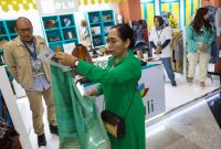 Istri Menteri Koperasi dan Usaha Kecil dan Menengah (UKM) Teten Masduki, Suzana Ramadhani saat mengunjungi salah satu UMKM mitra Rumah BUMN binaan PLN dalam gelaran INACRAFT 2023 di Jakarta Convention Center (JCC).