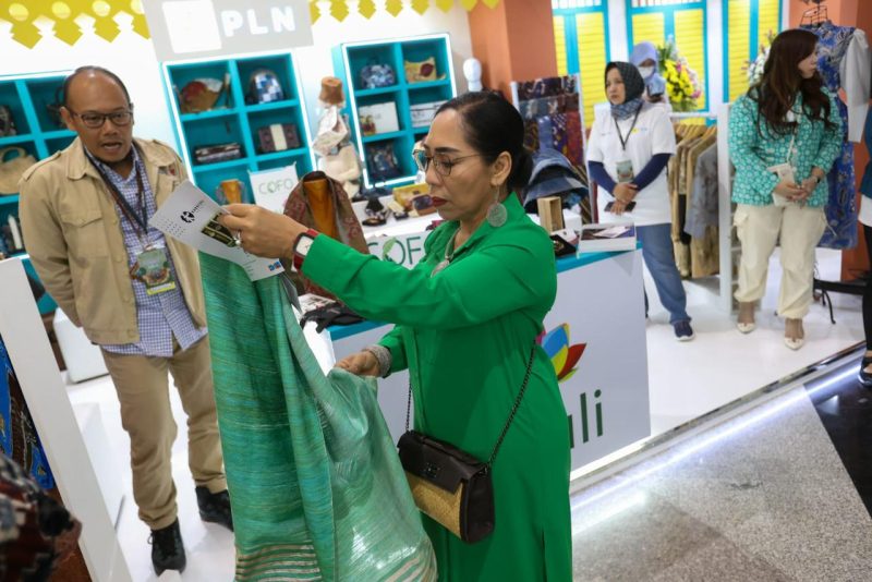 Istri Menteri Koperasi dan Usaha Kecil dan Menengah (UKM) Teten Masduki, Suzana Ramadhani saat mengunjungi salah satu UMKM mitra Rumah BUMN binaan PLN dalam gelaran INACRAFT 2023 di Jakarta Convention Center (JCC).