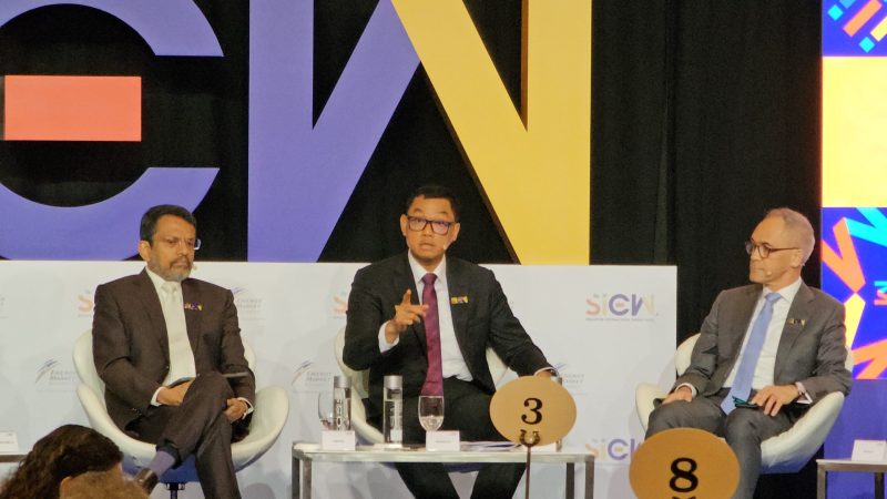 Dalam kesempatannya sebagai salah satu panelis pada Singapore International Energy Week (SIEW) 2023 yang digelar pada 20 - 24 Oktober 2023, Direktur Utama PLN Darmawan Prasodjo (tengah) menyampaikan pentingnya sistem jaringan transmisi yang kokoh dan ramah lingkungan, yakni Green Super Grid. Hal ini juga sejalan dengan langkah ASEAN yang ingin memperkuat sistem jaringan interkoneksi antarnegara.