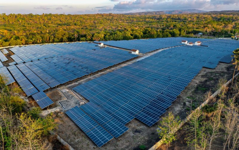 Pembangkit listrik tenaga surya (PLTS) Oelpuah berkapasitas 5 megawatt peak (MWp) yang berlokasi di Kabupaten Kupang, Nusa Tenggara Timur. Pembangkit ramah lingkungan ini memperkuat sistem kelistrikan Timor dan bisa melistriki lebih dari 5.500 rumah tangga dengan daya 900 Volt Ampere.