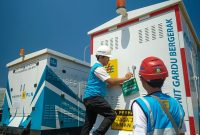Petugas PLN saat memasang tagging di unit gardu bergerak (UGB) untuk memberikan identifikasi bahwa UGB sedang beroperasi.