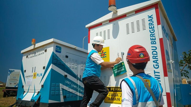 Petugas PLN saat memasang tagging di unit gardu bergerak (UGB) untuk memberikan identifikasi bahwa UGB sedang beroperasi.