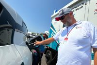 Salah satu Crew Dorna Sports selaku penyelenggara MotoGP, Jose Maroto, saat melakukan pengisian daya kendaraan listrik di Stasiun Pengisian Kendaraan Listrik Umum (SPKLU) di kawasan Sirkuit Mandalika, Lombok Tengah, NTB. Dirinya menilai, kehadiran SPKLU sangat membantu dirinya dalam pemanfaatan kendaraan listrik dalam ajang MotoGP.