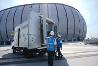 Petugas PLN memastikan keandalan Uniterruptible Power Supply (UPS) yang akan digunakan di Jakarta International Stadium saat gelaran FIFA World Cup U17 yang digelar 11-24 November 2023 mendatang.