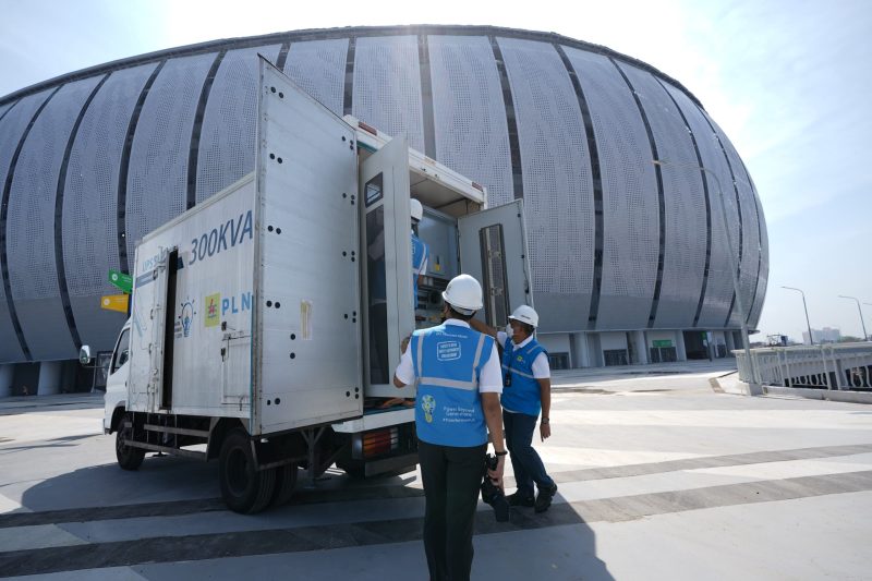 Petugas PLN memastikan keandalan Uniterruptible Power Supply (UPS) yang akan digunakan di Jakarta International Stadium saat gelaran FIFA World Cup U17 yang digelar 11-24 November 2023 mendatang.