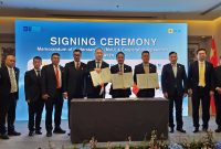 Direktur Utama PLN Darmawan Prasodjo (keempat dari kiri) menyaksikan penandatanganan Memorandum of Understanding antara Direktur Utama PLN Nusantara Power Ruly Firmansyah (kelima dari kanan), President Director China Datang Overseas Investment Co., Ltd. Jia Bingjun (kelima dari kiri), dan Direktur Operasi PT Handa Energi Investasi Indonesia Li Qiang (keempat dari kanan). Penandatanganan tersebut dilakukan dalam rangkaian Indonesia-China Business Forum (ICBF) di Beijing, Rabu (18/10). Kerja sama ini dilakukan untuk layanan pengoperasian dan pemeliharaan pembangkit listrik, serta pengembangan pemanfaatan energi terbarukan di Indonesia. Penandatanganan tersebut dilakukan dalam rangkaian Indonesia-China Business Forum (ICBF) di Beijing, Rabu (18/10). Turut menyaksikan dalam penandatangan tersebut Komisaris PLN Dudy Purwagandhi (kiri), Komisaris Independen PLN Charles Sitorus (ketiga dari kiri),  Direktur Perencanaan Korporat dan Pengembangan Bisnis PLN Hartanto Wibowo (kanan).