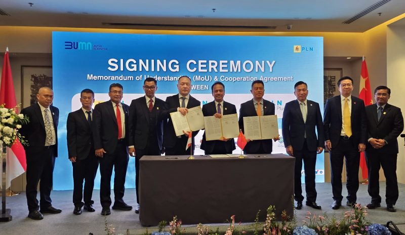 Direktur Utama PLN Darmawan Prasodjo (keempat dari kiri) menyaksikan penandatanganan Memorandum of Understanding antara Direktur Utama PLN Nusantara Power Ruly Firmansyah (kelima dari kanan), President Director China Datang Overseas Investment Co., Ltd. Jia Bingjun (kelima dari kiri), dan Direktur Operasi PT Handa Energi Investasi Indonesia Li Qiang (keempat dari kanan). Penandatanganan tersebut dilakukan dalam rangkaian Indonesia-China Business Forum (ICBF) di Beijing, Rabu (18/10). Kerja sama ini dilakukan untuk layanan pengoperasian dan pemeliharaan pembangkit listrik, serta pengembangan pemanfaatan energi terbarukan di Indonesia. Penandatanganan tersebut dilakukan dalam rangkaian Indonesia-China Business Forum (ICBF) di Beijing, Rabu (18/10). Turut menyaksikan dalam penandatangan tersebut Komisaris PLN Dudy Purwagandhi (kiri), Komisaris Independen PLN Charles Sitorus (ketiga dari kiri),  Direktur Perencanaan Korporat dan Pengembangan Bisnis PLN Hartanto Wibowo (kanan).