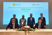 Direktur Utama PLN, Darmawan Prasodjo (depan kiri) dengan Group President & CEO Sembcorp, Wong Kim Yin (depan kanan) menandatangani Joint Development Study Agreement terkait studi pengembangan produksi green hydrogen di Indonesia untuk keperluan ekspor ke Singapura Selasa, (24/10) disaksikan oleh Deputi Bidang Koordinator Bidang Infrastruktur dan Transportasi Kemenko Marves, Rachmat Kaimuddin (belakang kedua dari kanan), Chief Executive Energy Market Authority Singapore, Ngiam Shih Chun (belakang kanan), Duta Besar Indonesia untuk Singapura, Suryopratomo (belakang kedua dari kiri), dan dampingi Direktur Perencanaan Korporat dan Pengembangan Bisnis PLN, Hartanto Wibowo (belakang kiri).