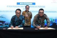 Penandatanganan Nota Kesepahaman antara PT PLN (Persero) yang diwakili oleh Direktur Utama PLN, Darmawan Prasodjo (kanan) dengan dengan PT Pos Indonesia (Persero) yang diwakili oleh Direktur Utama Pos Indonesia, Faizal Rochmad Djoemadi (kiri) tentang pengembangan utilisasi aset dan logistik dalam mendukung ekosistem kendaraan listrik dengan disaksikan Wakil Menteri I BUMN, Kartika Wirjoatmodjo (tengah) di Hotel Ritz-Carlton Jakarta, Selasa (10/10).