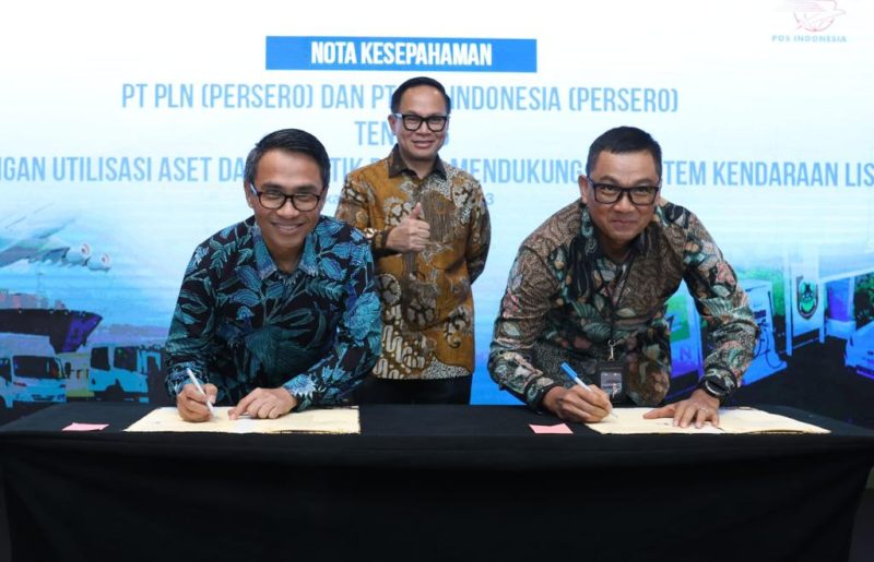 Penandatanganan Nota Kesepahaman antara PT PLN (Persero) yang diwakili oleh Direktur Utama PLN, Darmawan Prasodjo (kanan) dengan dengan PT Pos Indonesia (Persero) yang diwakili oleh Direktur Utama Pos Indonesia, Faizal Rochmad Djoemadi (kiri) tentang pengembangan utilisasi aset dan logistik dalam mendukung ekosistem kendaraan listrik dengan disaksikan Wakil Menteri I BUMN, Kartika Wirjoatmodjo (tengah) di Hotel Ritz-Carlton Jakarta, Selasa (10/10).