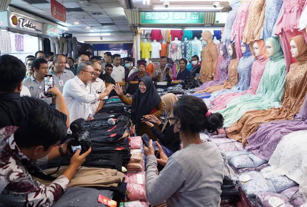 Mendag Zulhas Kunjungi Pasar Tanah Abang Pasar Kembali Ramai Pedagang