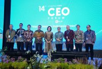 Menteri Keuangan Sri Mulyani (tengah), Menteri Perhubungan Budi Karya Sumadi (empat dari kiri), Menteri Pendayagunaan Aparatur Negara dan Reformasi Birokrasi Abdullah Azwar Anas, (empat dari kanan), Menteri Kesehatan Budi Gunadi Sadikin (tiga dari kiri), Komisaris Utama PLN Agus D. Martowardojo (tiga dari kanan), Direktur Utama PLN Darmawan Prasodjo (dua dari kiri), Rektor Unika Atma Jaya, Dr. A. Prasetyantoko (dua dari kanan), CEO Kompas Gramedia Lilik Oetama (kiri), dan Pemimpin Redaksi Harian Kompas Sutta Dharmasaputra foto bersama setelah Diskusi Panel acara Kompas100 CEO Forum Powered by PLN, di Balikpapan, Rabu (01/11).