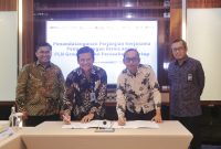 Plt Direktur Utama Haleyora Power Isral (dua dari kiri) dan perwakilan startup IMAJIN Leo (dua dari kanan) menandatangani perjanjian kerja sama yang telah disepakati kedua belah pihak, di Jakarta, Selasa (21/11). Dua perusahaan tersebut kerja sama dalam menyediakan solusi Manufacture on Demand. Turut menyaksikan penandatanganan tersebut Direktur Perencanaan Korporat dan Pengembangan Bisnis PLN Hartanto Wibowo (kiri) dan Executive Vice President Pengembangan Bisnis Korporat dan Investasi PLN Sapto Aji Nugroho (kanan).