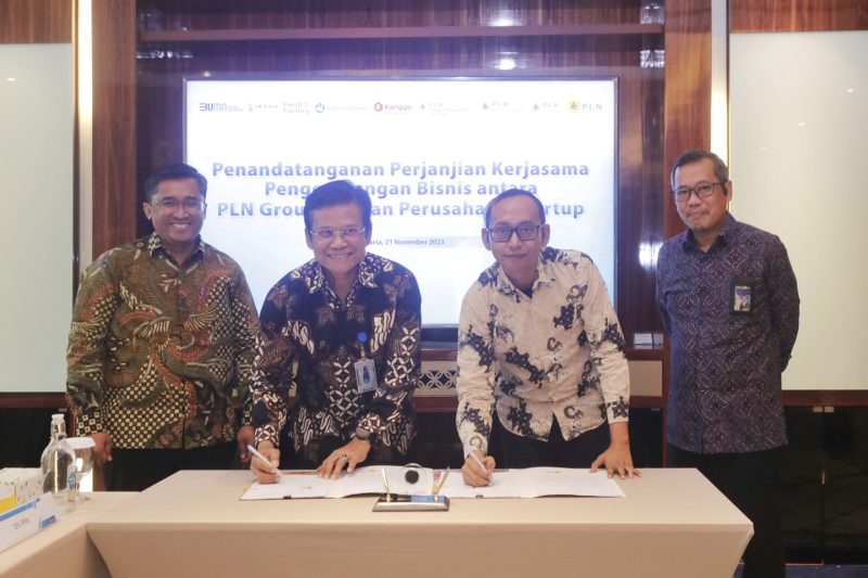Plt Direktur Utama Haleyora Power Isral (dua dari kiri) dan perwakilan startup IMAJIN Leo (dua dari kanan) menandatangani perjanjian kerja sama yang telah disepakati kedua belah pihak, di Jakarta, Selasa (21/11). Dua perusahaan tersebut kerja sama dalam menyediakan solusi Manufacture on Demand. Turut menyaksikan penandatanganan tersebut Direktur Perencanaan Korporat dan Pengembangan Bisnis PLN Hartanto Wibowo (kiri) dan Executive Vice President Pengembangan Bisnis Korporat dan Investasi PLN Sapto Aji Nugroho (kanan).