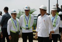 Presiden Republik Indonesia Joko Widodo (dua dari kanan) bersama Direktur Utama PLN Darmawan Prasodjo (dua dari kiri), CEO Kompas Gramedia Lilik Oetama (kanan), dan Pemimpin Redaksi Harian Kompas Sutta Dharmasaputra (kiri) saat meninjau lokasi pembangunan Istana Presiden di Kawasan Inti Pusat Pemerintahan, Ibu Kota Nusantara, Kamis (02/11).