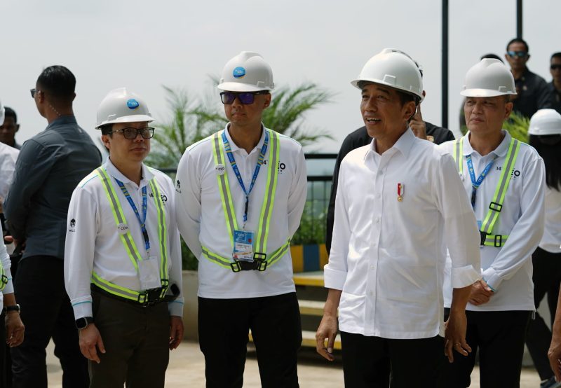 Presiden Republik Indonesia Joko Widodo (dua dari kanan) bersama Direktur Utama PLN Darmawan Prasodjo (dua dari kiri), CEO Kompas Gramedia Lilik Oetama (kanan), dan Pemimpin Redaksi Harian Kompas Sutta Dharmasaputra (kiri) saat meninjau lokasi pembangunan Istana Presiden di Kawasan Inti Pusat Pemerintahan, Ibu Kota Nusantara, Kamis (02/11).