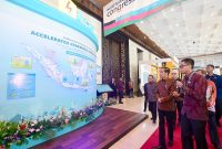 Direktur Utama PLN Darmawan Prasodjo (kanan) saat memaparkan strategi Accelerated Renewable Energy Development (ARED) kepada Presiden Republik Indonesia Joko Widodo (kedua dari kanan) didampingi Menteri Energi dan Sumber Daya Mineral (ESDM) pada rangkaian World Hydropower Congress 2023 di Nusa Dua, Bali. Strategi yang akan mampu meningkatkan kapasitas pembangkit energi baru terbarukan hingga 75% pada tahun 2040 ini akan dibawa dan dipaparkan PLN kepada dunia pada gelaran Conference of the Parties (COP) ke-28 yang akan berlangsung di Dubai, Uni Emirat Arab, pada tanggal 30 November hingga 12 Desember 2023.