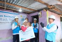 Penyalaan listrik secara simbolis program Light Up The Dream kepada Wahidah (50) (kedua dari kiri) warga Kecamatan Tallo, Makassar, Sulawesi Selatan didampingi SRM Niaga dan Manajemen Pelanggan PLN UID Sulselrabar, Darmadi (kanan), Manager PLN UP3 Makassar Utara, Alimuddin (kedua dari kanan), Manager PLN ULP Karebosi, Andi Muhammad Rizal (kiri), dan Camat Tallo, Alamsyah Sahabuddin, (ketiga dari kanan).